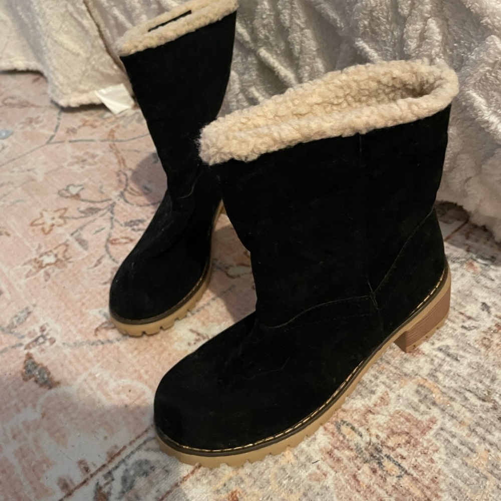 Black winter boots with white fur trim, never worn, size 7.5